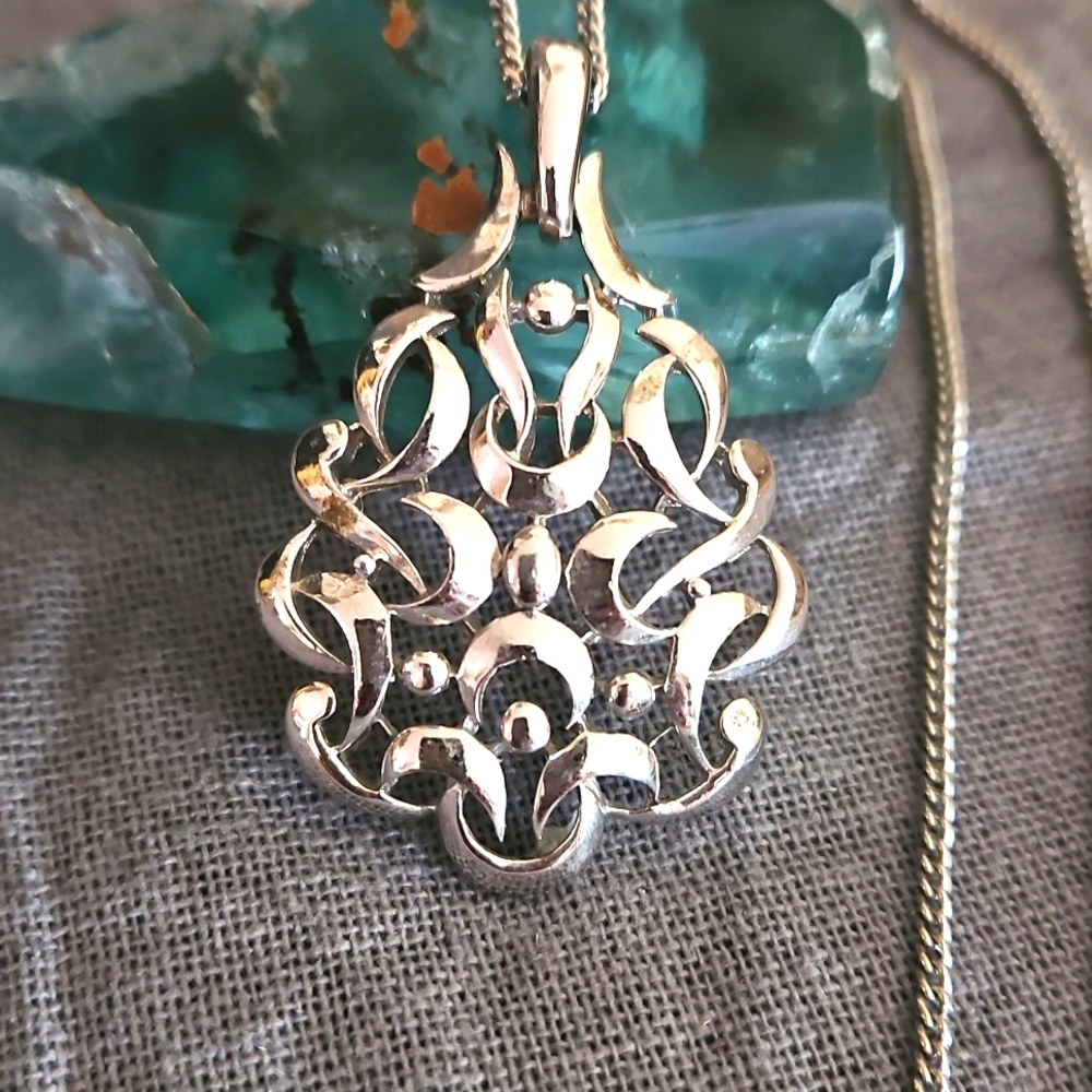 Trifari medallion necklace vintage silver tone on chain EUC retro mcm